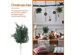 Decoración navideña con ramas, frutos rojos y piñas artificiales