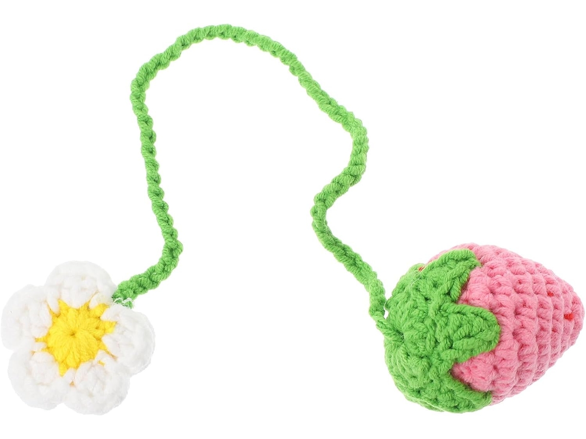 Colgante de fresa tejido, decoración creativa, espejo retrovisor, adorno trenzado, accesorio GOKOCO