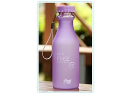 Botella deportiva portátil de 500 ml con estampado de letras y diseño antigoteo. Mdug (morado)