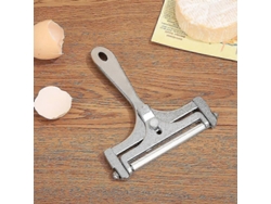 Cortador de queso de acero inoxidable plateado con grosor de corte variable, ideal para quesos blandos y semiduros, y mantequilla. Rosewell