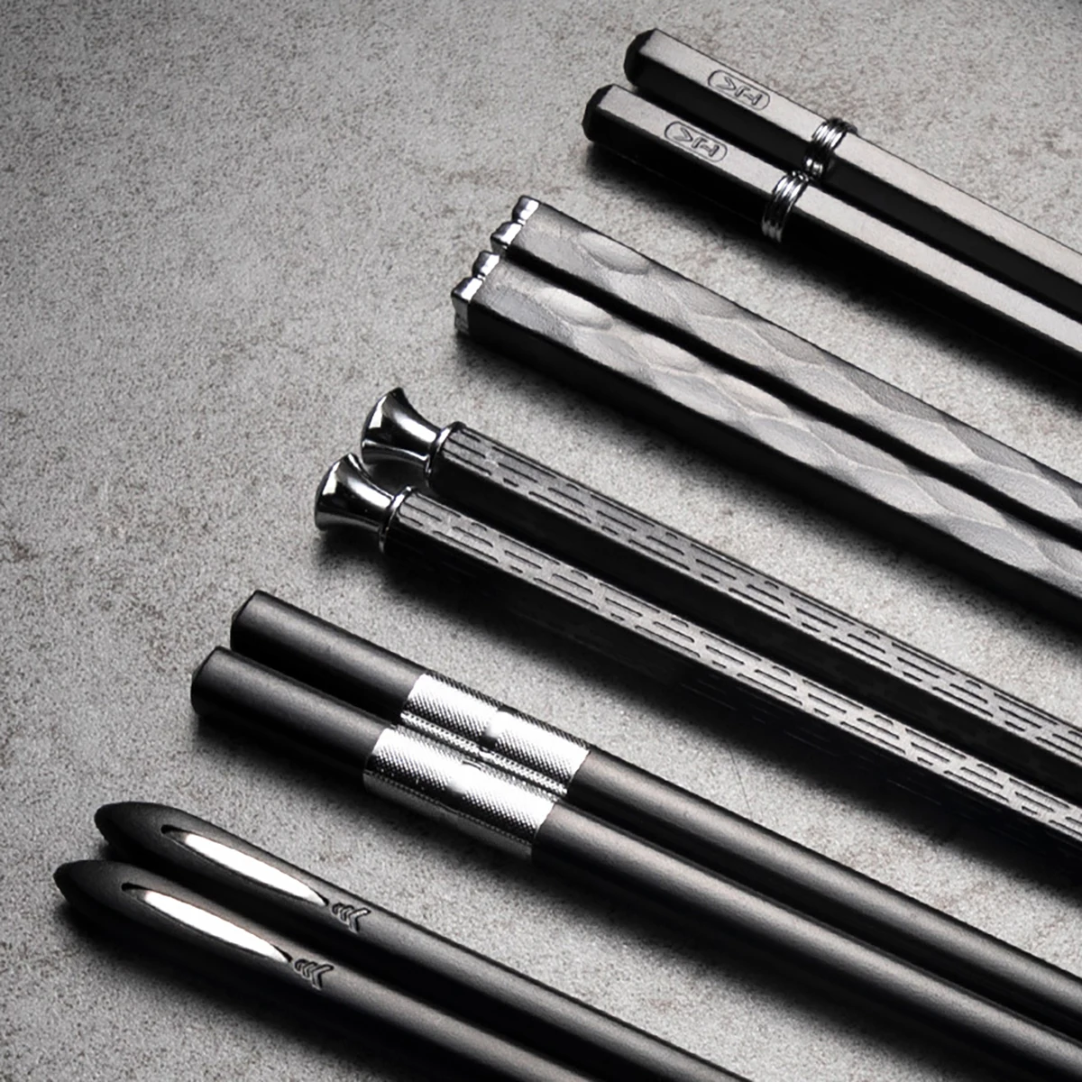 Juego de 5 pares de cuchillos reutilizables de estilo japonés, hechos de metal, aptos para cocinas chinas y coreanas. Mdug (negro y plateado).
