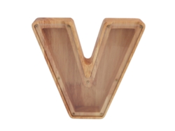 Caja de madera para ahorros con diseño de la letra V y diseño calado.