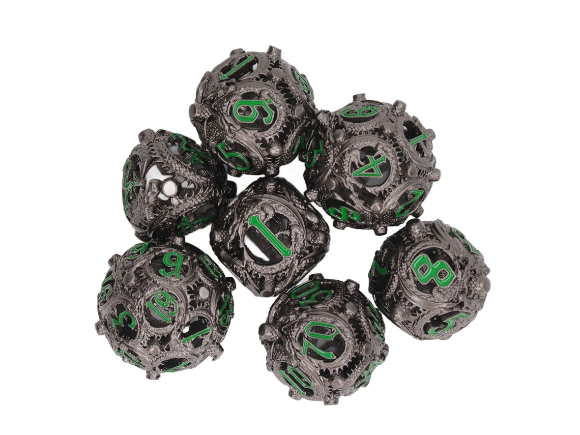 Conjunto de 7 dados Rebe-set de cobre vazados, poliédricos e balanceados, para jogos de tabuleiro, nas cores preto e verde.