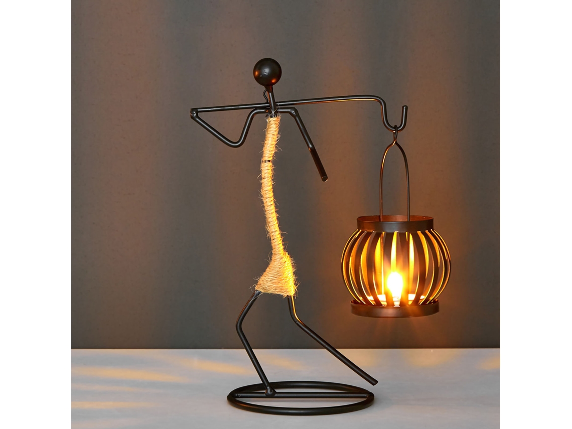 Candelabro de hierro forjado con decoración de cuerda de caña.