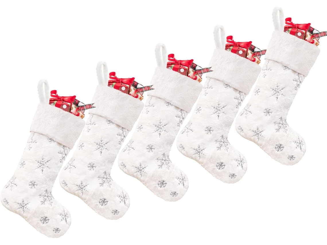 Paquete de 5 calcetines navideños plateados con lentejuelas para decoraciones navideñas blancas para niños y familias.