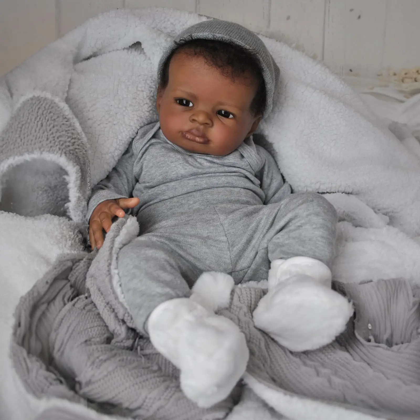 Muñeca realista negra de 50 cm (20 pulgadas) con cuerpo de tela suave.
