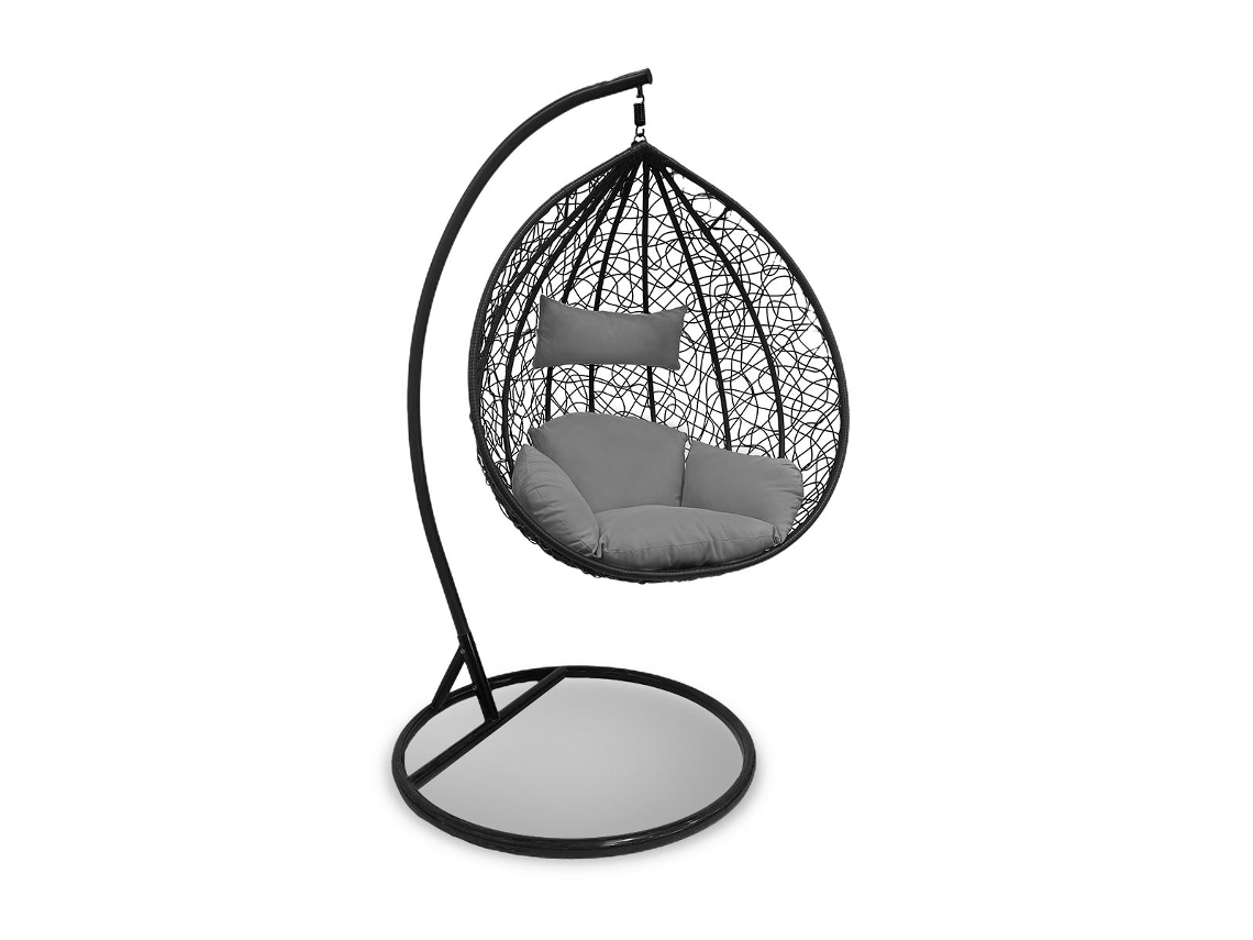 Mecedora gris. Cesta colgante. Muebles de jardín y patio.