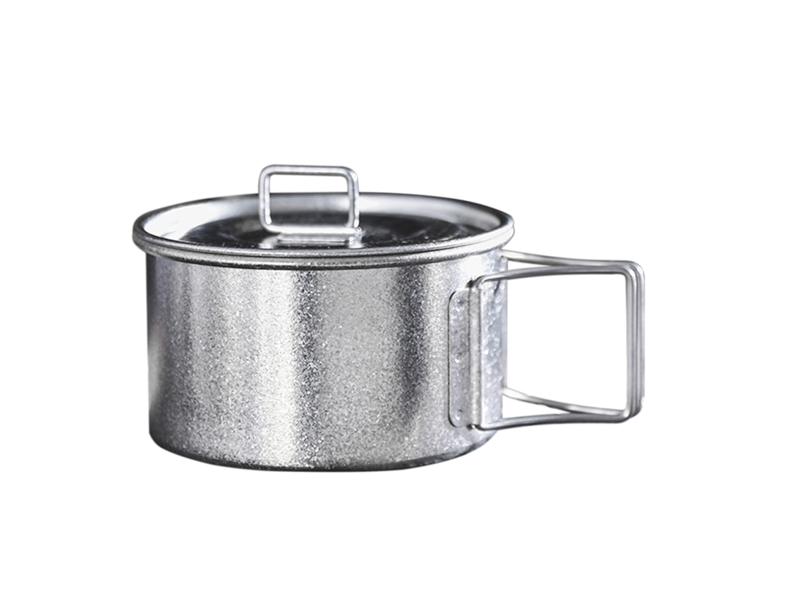 Taza de camping ligera con tapa y asa plegable.