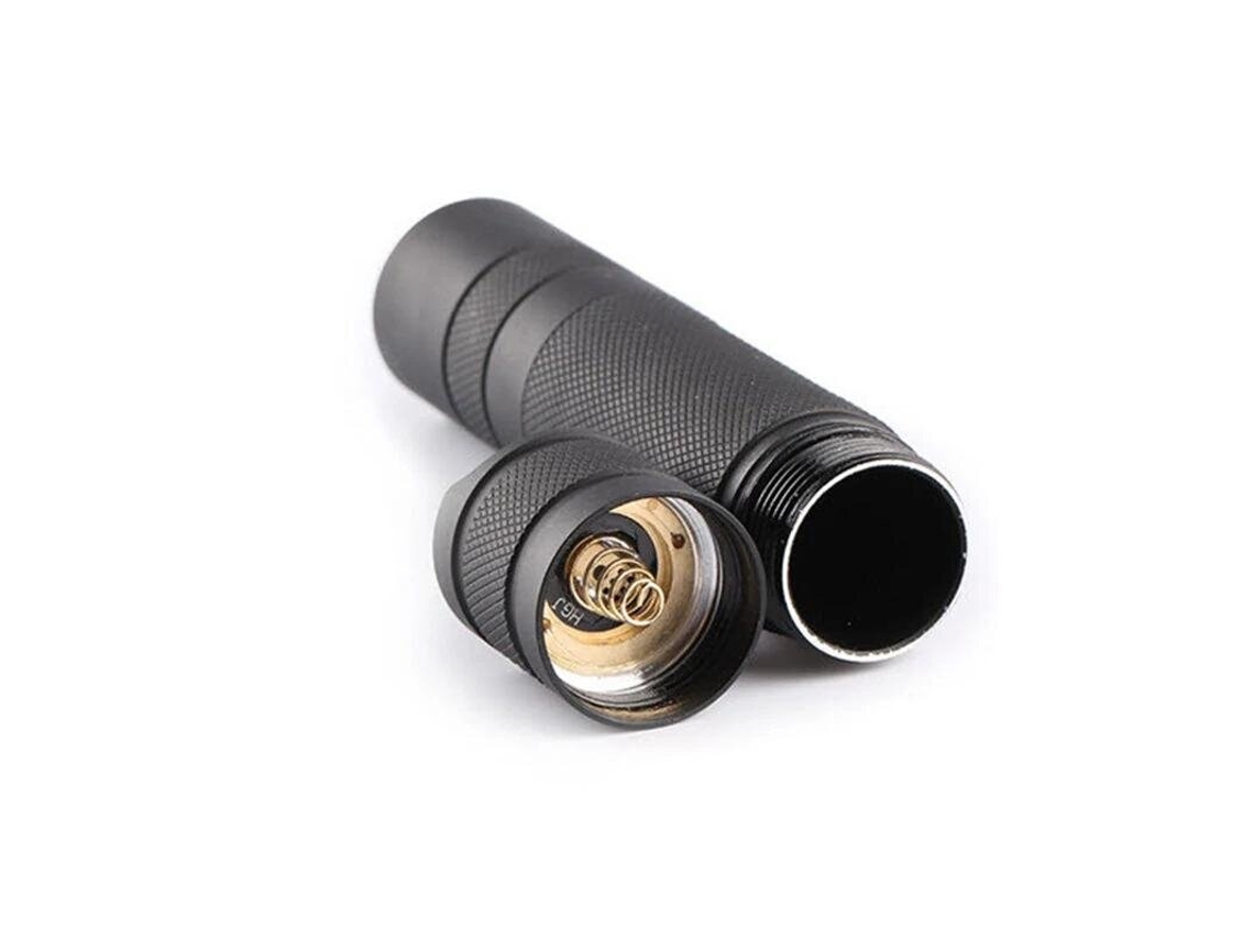 Linterna EDC 4C-Convoy S2+ negra XM-L2 7135*8 con acabado naranja. Luz potente y compacta. Ideal para aventuras al aire libre.