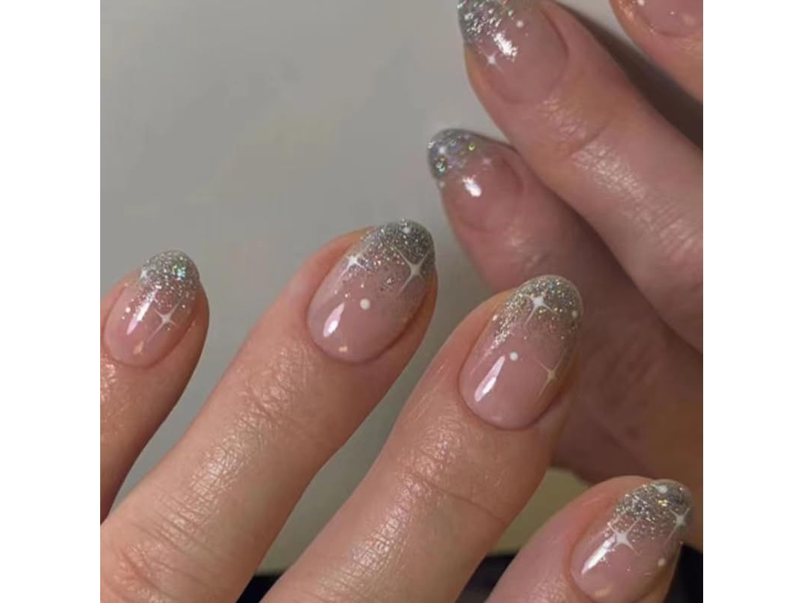 Uñas Postizas Cortas Con Forma De Almendra, Puntas Francesas Y Diseño De Tapa Completa Redondeada.