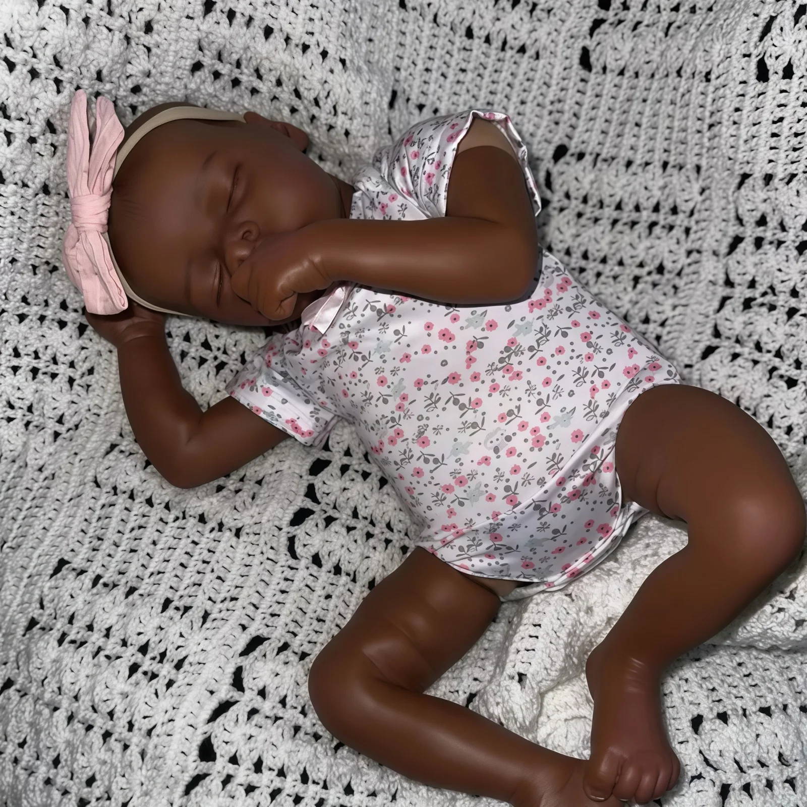 Muñeca realista de recién nacido de 43 cm, muñeca renacimiento afroamericana recreada con gran viveza.