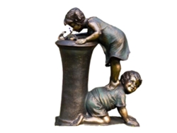 Estatua de niño y niña para decoración de jardín exterior con escultura de agua potable
