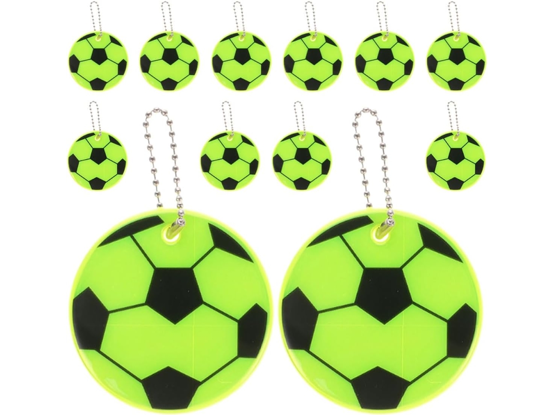 Juego de 12 llaveros reflectantes de fútbol en PVC sólido.