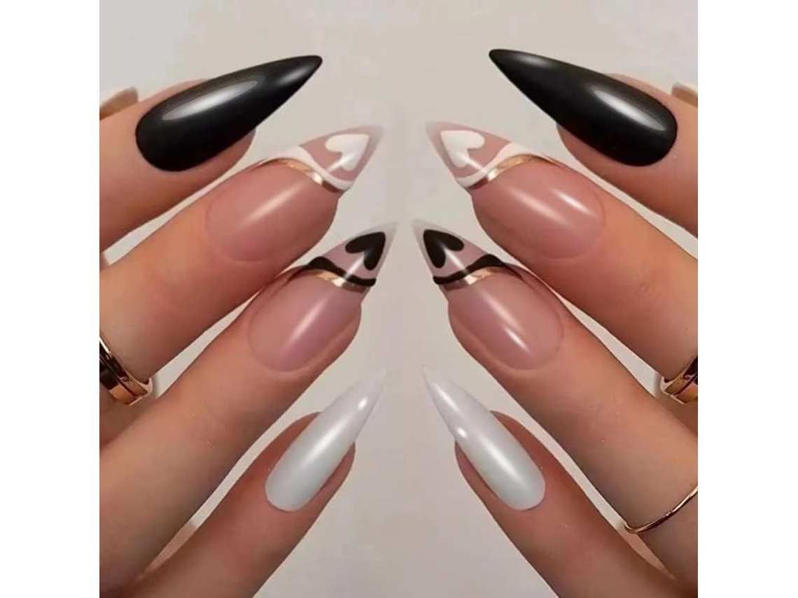Uñas Postizas De Longitud Media Con Punta Francesa Y Diseño De Corazón En Blanco Y Negro.