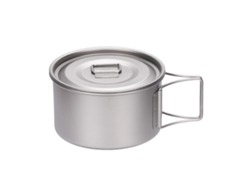 Taza de camping ligera con tapa y asa plegable.
