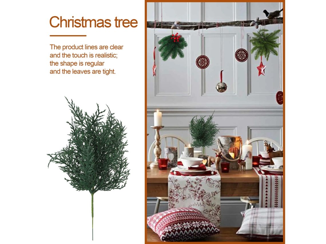 Decoración navideña con ramas, frutos rojos y piñas artificiales