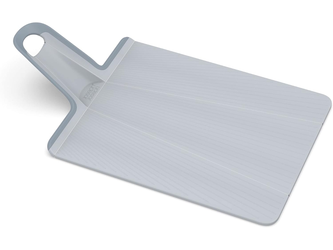 Tabla de cortar plegable multifuncional Chop2pot™ Plus azul claro para cortar, picar y servir alimentos. Base antideslizante duradera. Joseph Joseph