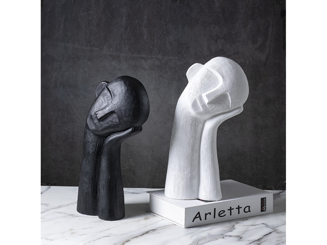 Artesanías en resina en blanco y negro, pequeñas estatuas, adornos, mesitas de noche, muebles de TV, bodegas de vinos.