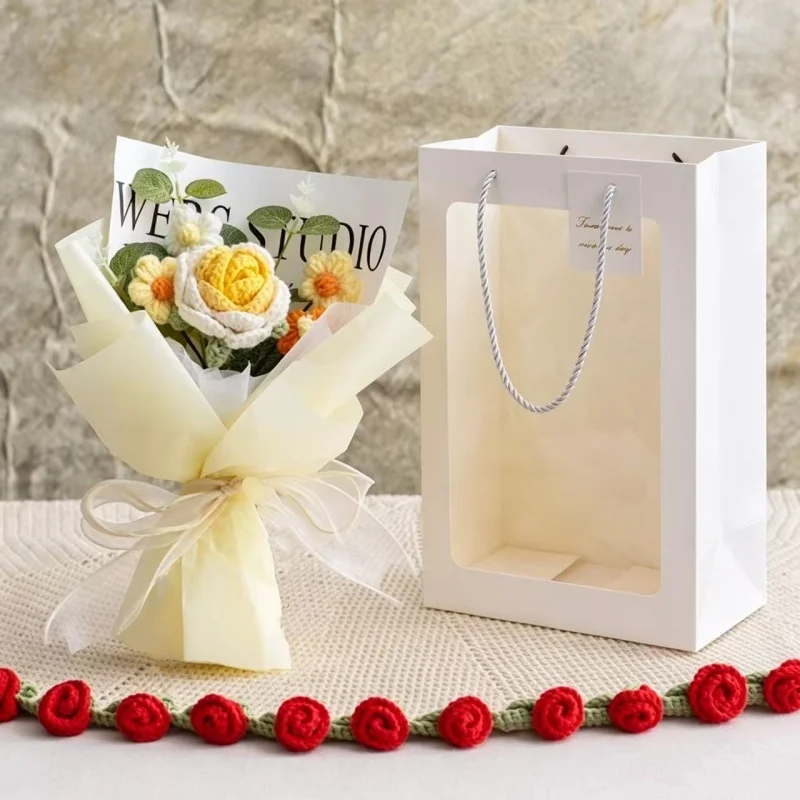 Un Ramo De Rosas Artificiales De Ganchillo, Combinado Con Un Ramo En Un Bolso, Constituye El Regalo Perfecto.