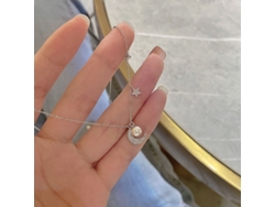 Collar Sky en plata de ley 925 con perlas, luna y estrella; un diseño versátil con un toque de lujo discreto. MDUG (oro blanco).