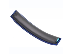 Un par de almohadillas Kingston HyperX Cloud Silver II con costuras negras y azules y una diadema acolchada. Chennnls