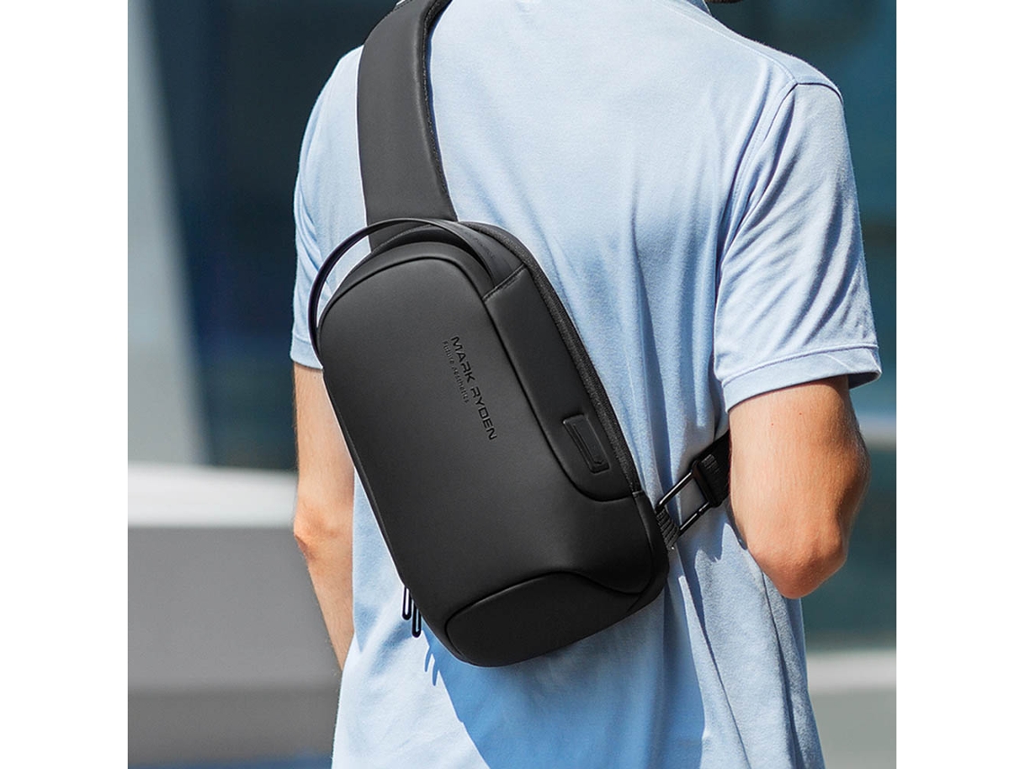 Mochila unisex Mark Ryden con puerto USB y almacenamiento impermeable para exteriores.