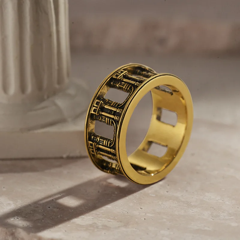 Anillo Victory Gate, Diseño Calado En Negro Y Dorado, Banda Clásica Ajustable.