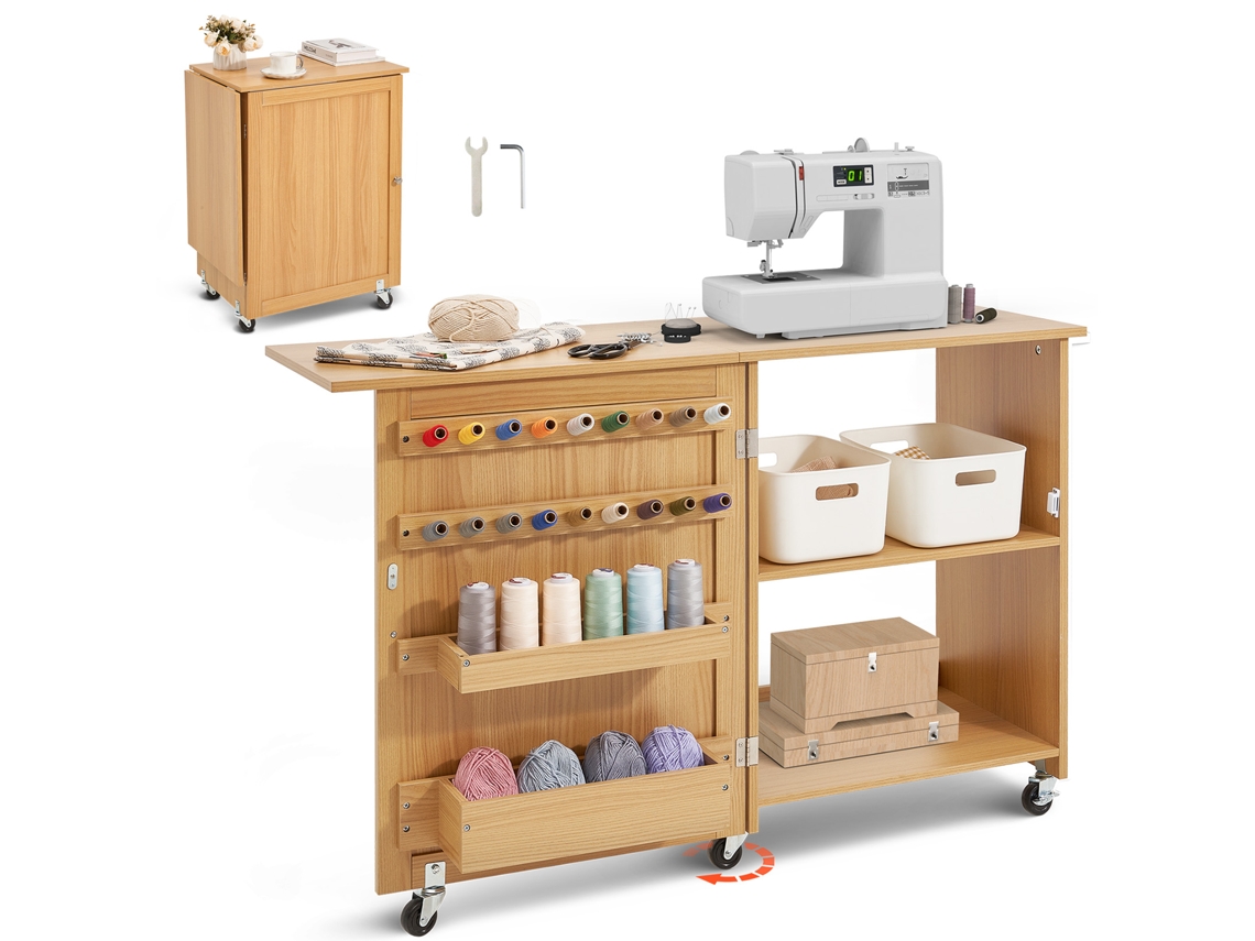 Mesa de costura plegable Succebuy con ruedas bloqueables, estantes, bandejas y puerta, color madera