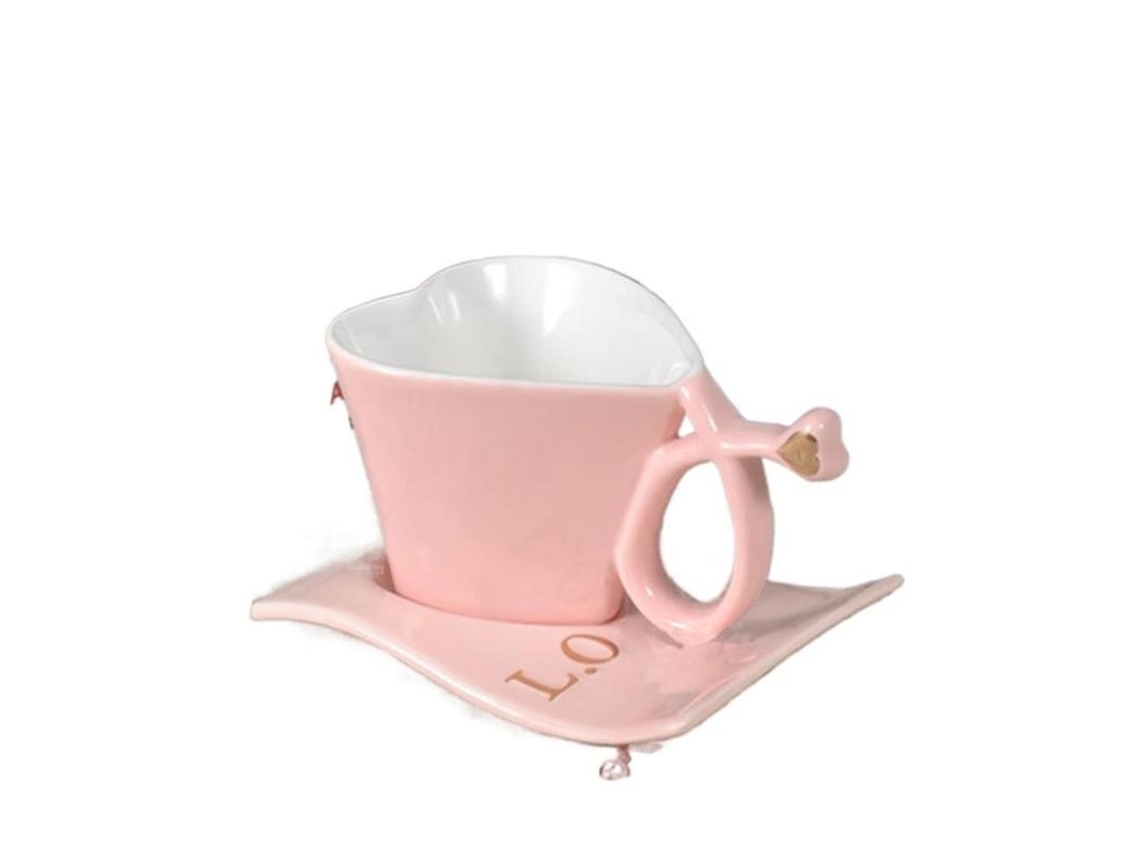 Taza de café Rebe con forma de corazón, diseño creativo y reutilizable, con plato y cuchara rosas.