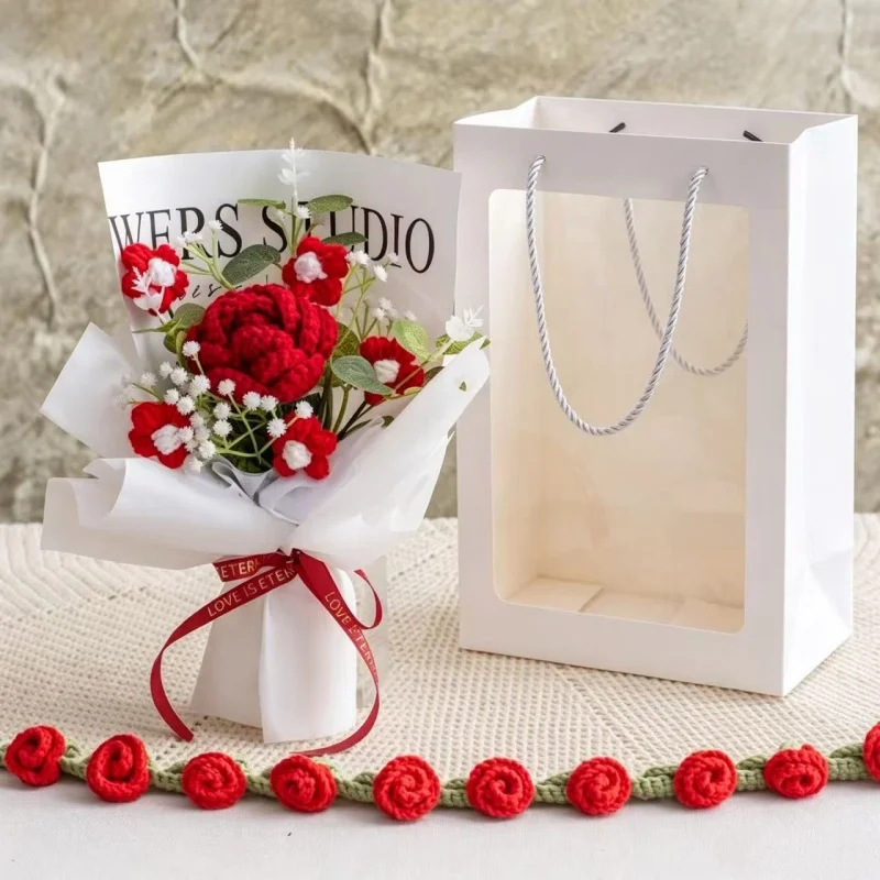 Un Ramo De Rosas Artificiales De Ganchillo, Combinado Con Un Ramo En Un Bolso, Constituye El Regalo Perfecto.