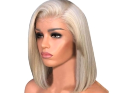 Peruca curta e lisa de cabelo humano loiro claro, modelo 2026, com repartição central e touca rosa.