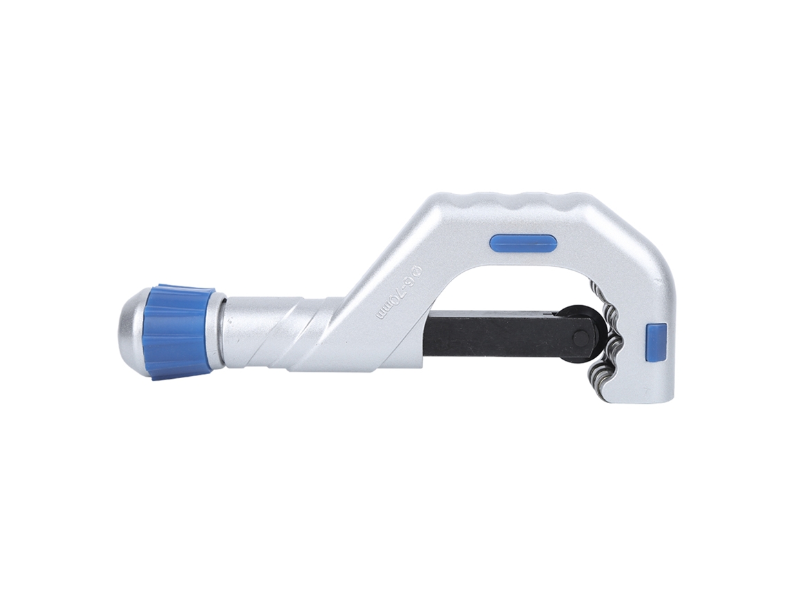 Cortatubos CT-670 con cuchilla de corte de acero inoxidable de alta resistencia.