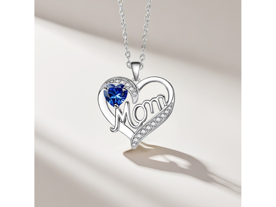 Collar Con Colgante En Forma De Corazón Con La Palabra "mamá" Chapada En Oro Blanco Y Una Piedra Azul Oscuro Una Elegante Pieza De Joyería