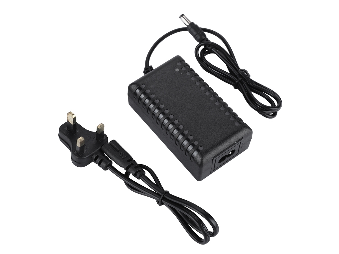 Adaptador de corriente con carga rápida e indicador de carga.