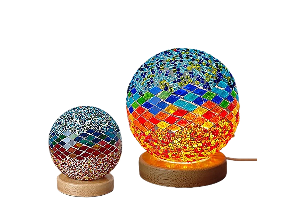 Lámpara de mosaico de cristal con base de madera, estilo bohemio.