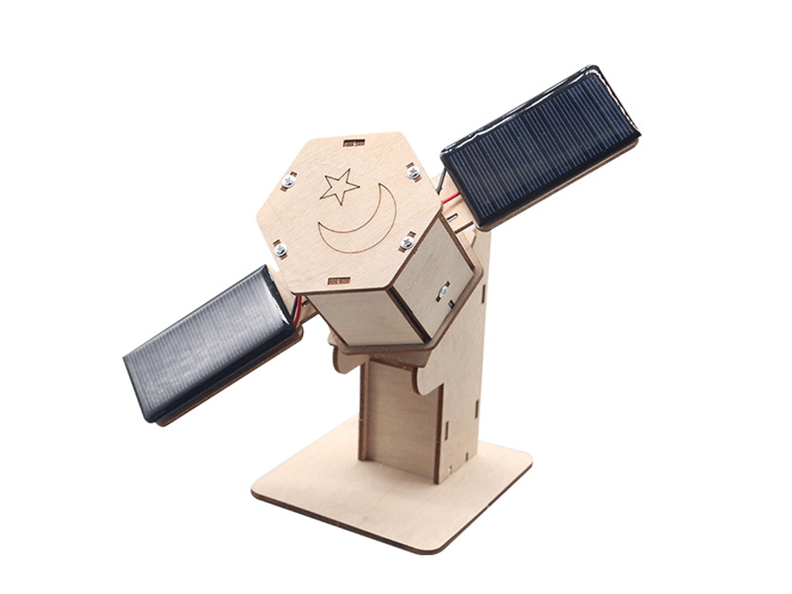 Rompecabezas 3D de madera (sin marca) con energía solar y modelo de satélite para uso educativo.