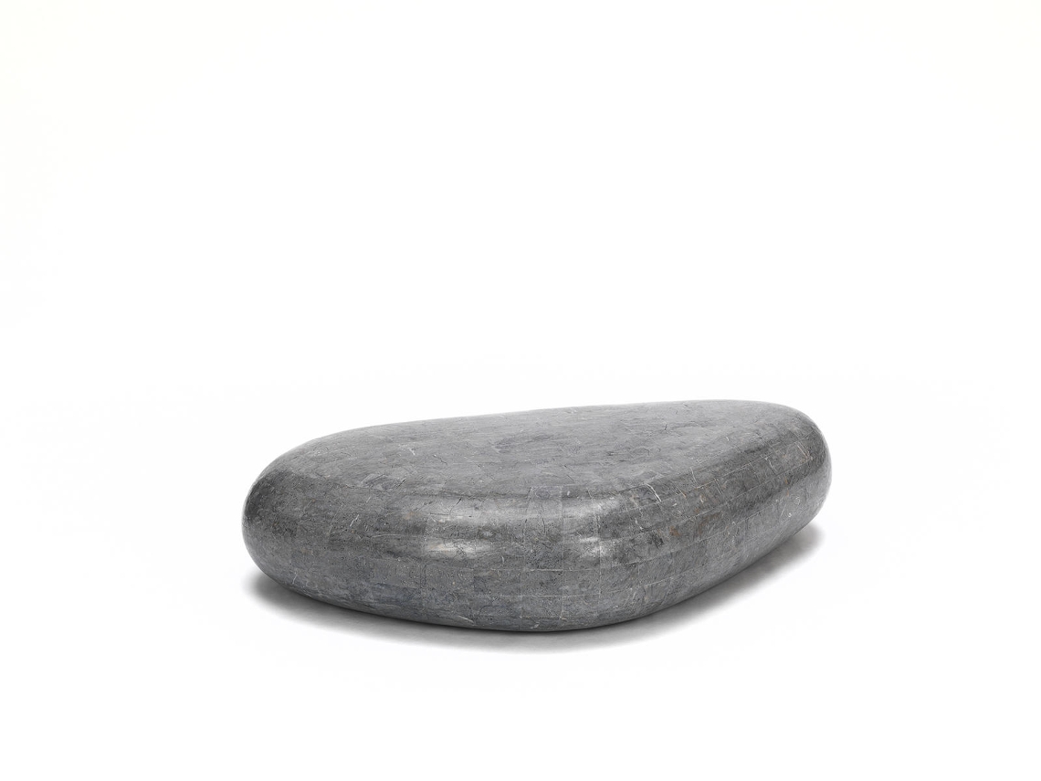 Sasso big - Mesa de centro (74 x 123 x 27h) en piedra fósil gris STONES