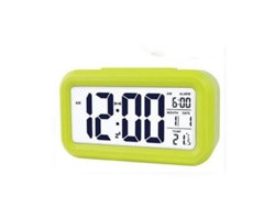 MEOIRUERY Reloj despertador digital a pilas, portátil, con alarma potente, iluminación inteligente, pantalla de fácil lectura y lectura de temperatura interior 