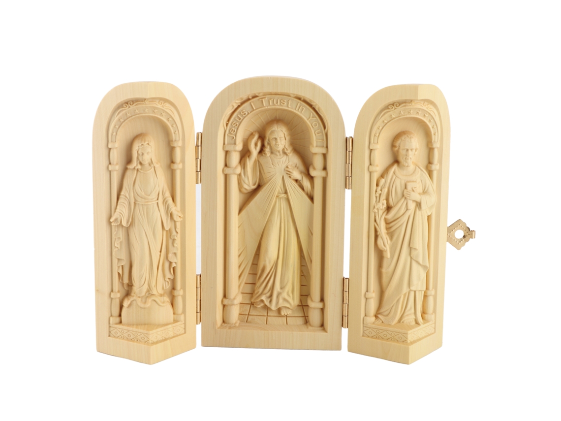 Escultura de caja de madera con abertura de boj para decoración.