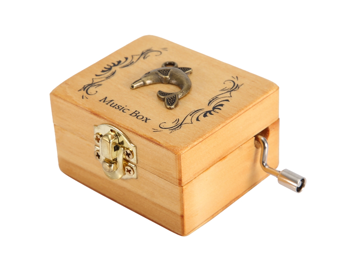 Caja musical de madera antigua con delfín en relieve