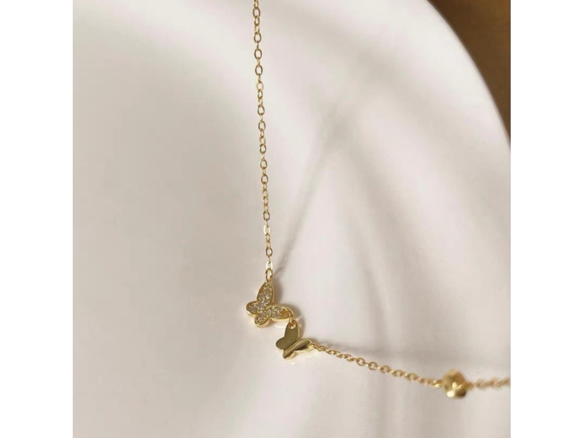 Collar con colgante de doble mariposa en plata de ley 925 con circonita cúbica pulida. Diseño elegante, sencillo y refinado. MDUG (chapado en oro).