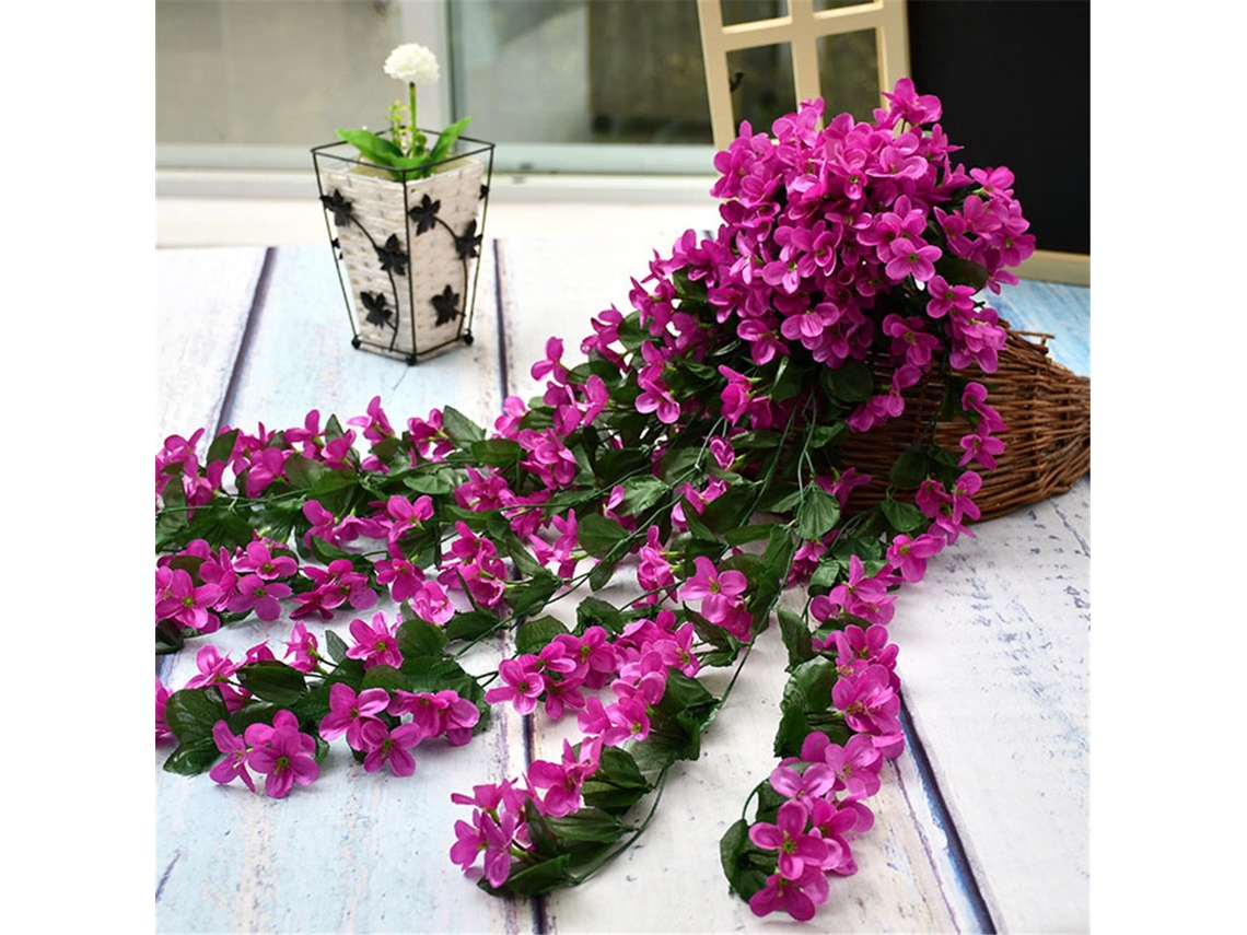 Cesto Pendurado Com Um Buquê De Violetas Artificiais.