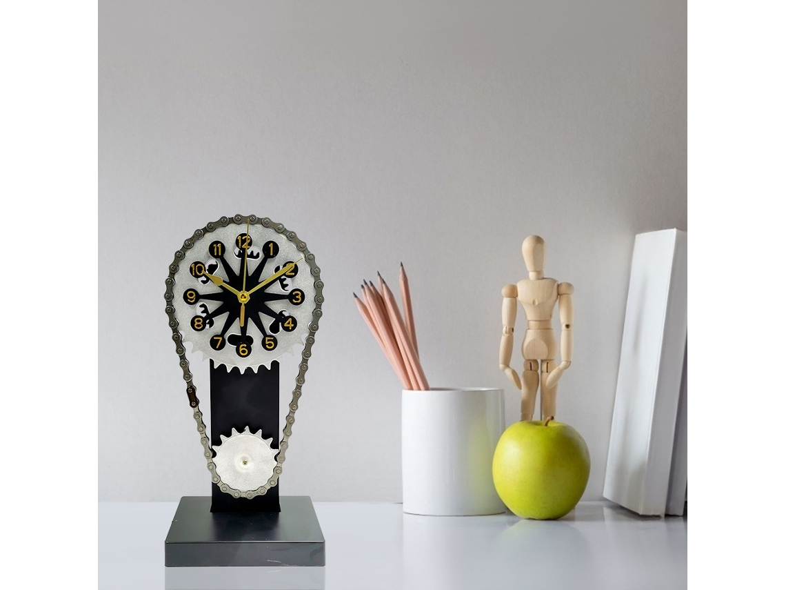 Reloj de mesa antiguo con engranaje y batería para sala de estar rústica