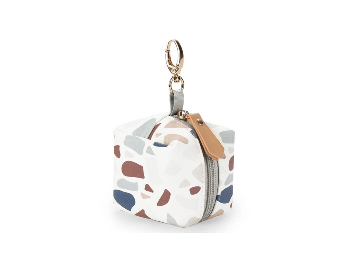 Elegante funda impermeable para chupetes, ideal para guardar en la pañalera o el cochecito, con capacidad para 2 chupetes.