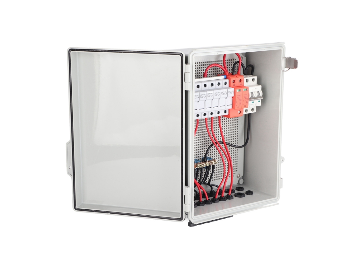 Caja combinadora fotovoltaica de 6 cables, fusible de 15 A, disyuntor de 63 A y protección contra sobretensiones para sistemas solares de 500 V CC.