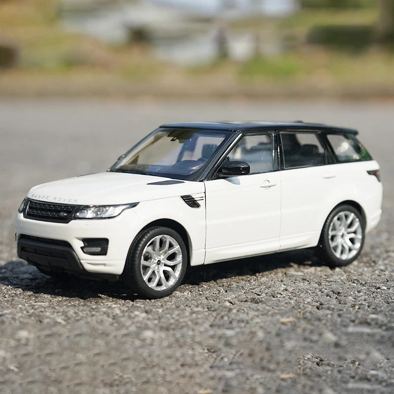(blanco) Modelo De Coche De Aleación A Escala 1:24 Y Modelo De Coche De Juguete.