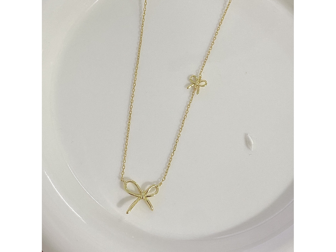 Collar con lazo en plata de ley 925 bañada en oro blanco, delicado, sencillo y exquisitamente lujoso. MDUG