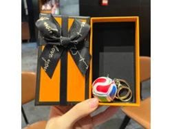 Llavero Con Temática Del Mundial En Una Caja De Regalo Grande, Un Accesorio Deportivo Y Un Recuerdo Para Aficionados Y Coleccionistas, Con D