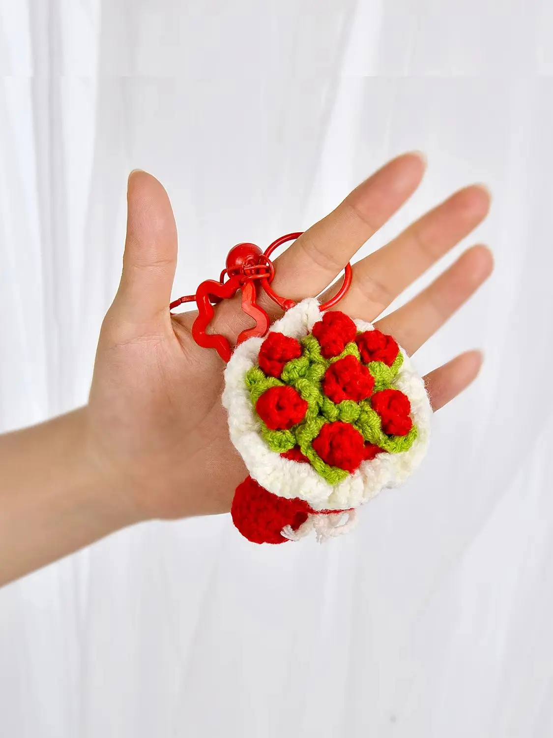 Ramo De Rosas (rojo) Tejido A Crochet Con Llavero, Ideal Para Adornar Bolsos.