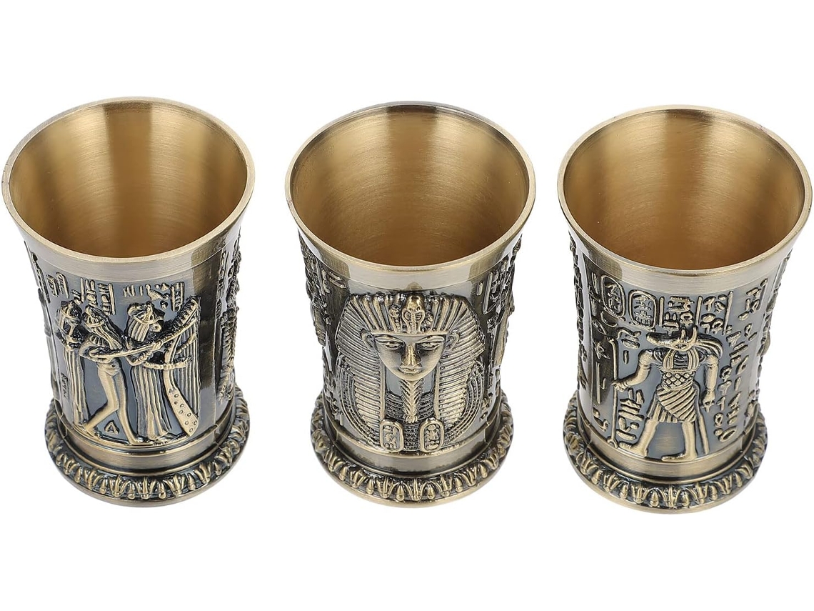 Esculturas en vasos de chupito que representan dioses antiguos, perfectas para cócteles y fiestas.